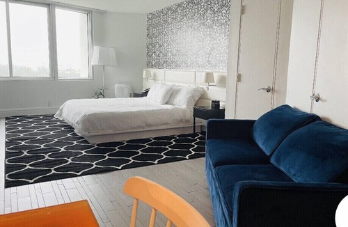 West Avenue Hotel | Studio in South Beach with best Sunset s ever . BTR008203-11-2019. CND2332048.