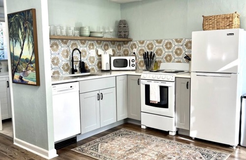 Parrot Cove Apartment | Studio with screened in porch within walking distance to downtown