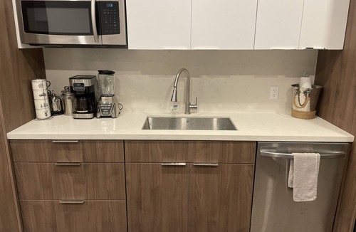 Central Fort Lauderdale House | Stunning 2021 modern home of an artist 2 miles from beach. Sleeps 6