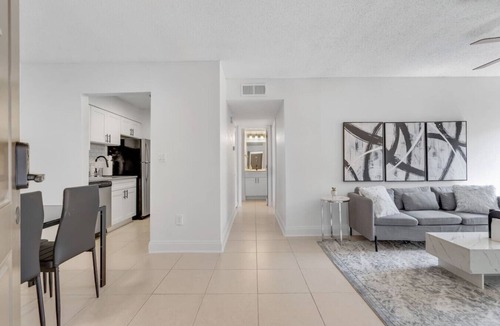 SoHo Apartment | Stunning Bayshore Suite With Resort Style Pool, Gym, Free Parking and Much More