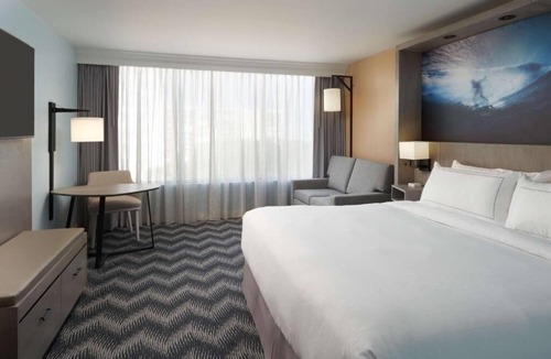 Cocoa Beach Hotel | Stunning King Suite | Outdoor Pool | Live Tiki Music, Fire Pit & Beach Bar