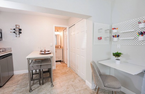 Lake Magdalene Apartment | Stylish 1-bedroom Studio with AC in peaceful Tampa neighborhood