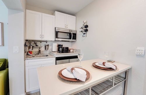 Lake Magdalene Apartment | Stylish 1-bedroom Studio with AC in peaceful Tampa neighborhood