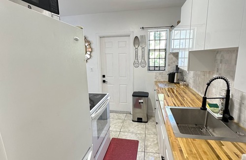 Miami Gardens House | Stylish 2BR 2BTH ideal World Cup host 5 mins from Hard Rock Stadium & beaches.