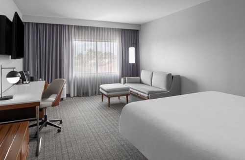 Oldsmar Hotel | Stylish Courtyard Stay in Oldsmar with Pool Access – Near Dining & Attractions