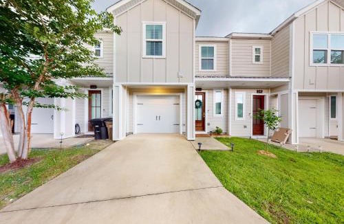Downtown House | Stylish dog-friendly townhome with firepit & enclosed yard - blocks to downtown