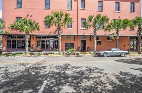 Central Business District Apartment | Stylish Downtown Mobile Loft/Walk to Dauphin St/Sleeps 6
