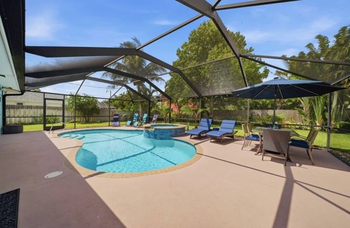 Naples Park House | Stylish Naples Retreat Heated Pool + Spa Minutes to Beach