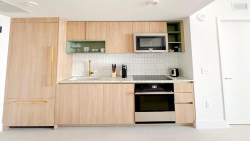 Downtown Miami House | Stylish One Bedroom in the heart of vibrant Downtown- Daily resort fee and parking not included