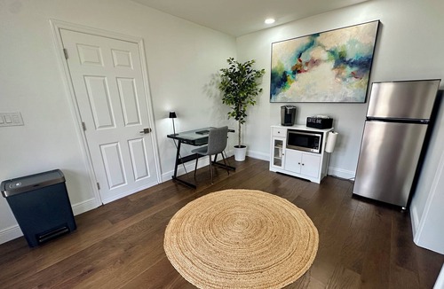 College Park House | Stylish Private Suite in College Park, Walk to Shops & Dining