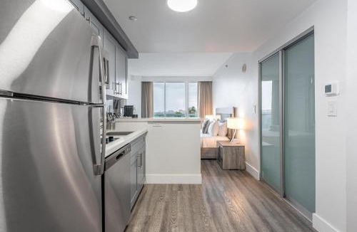 Coconut Grove Apartment | Stylish Studio at Hotel Arya King Bed Full Kitchen City View Balcony and Parking