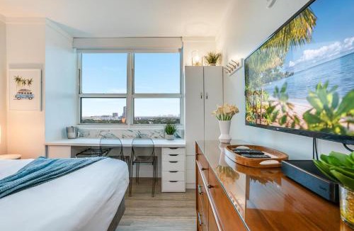 Coconut Grove House | Stylish Studio King Bed City View Hotel Perks Parking