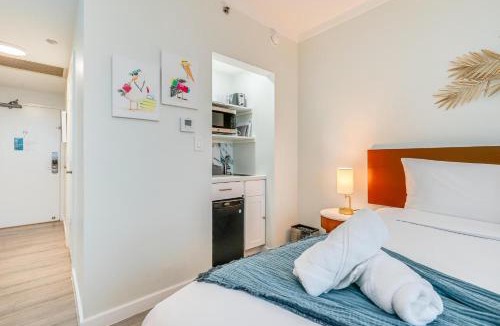 Coconut Grove House | Stylish Studio King Bed City View Hotel Perks Parking