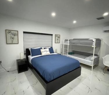 Ludlam Bed & Breakfast | Stylish Studio Retreat Private Entry and Parking