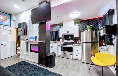 North Hyde Park House | Sultry Studio w/Backyard & Parking in South Tampa