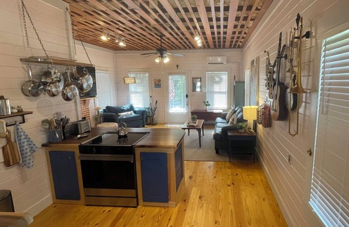 Monticello Cottage | Summer and Early Fall Special Rates Camellia Cottage - Wheelchair Accessible