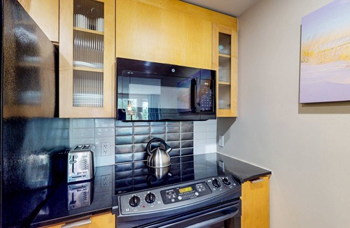 Baytowne Wharf Condo | Sunlit condo with washer&dryer, AC, pool, outdoor hot tub, & beach access