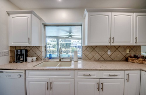 Caloosahatchee House | Sunny and Bright! Gulf access, kayaks, bikes, DOCKSIDE DREAMS, Villa 15