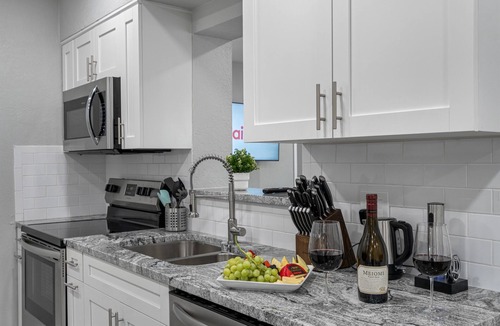 Bearss Plaza House | Sunny Haven House | 4BD & Sleeps 10 | Heated Pool | Near Busch Gardens, Tampa
