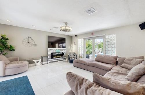 Hollywood Lakes House | Sunny Oasis