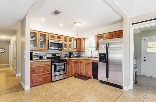 College Green Estates House | Sunny Pet-Friendly Retreat - Backyard with Lounge Seating, Firepit, Grill & Outdoor Patio! ☀️