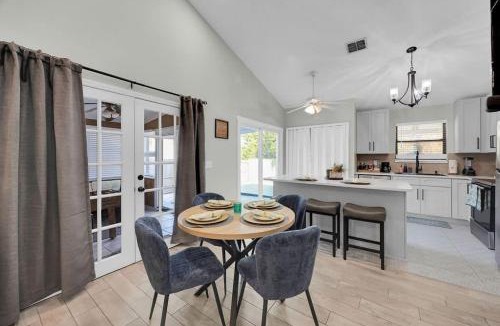 Dolphin's Cove House | Sunny Retreat near Golf Courses and Mayo Clinic