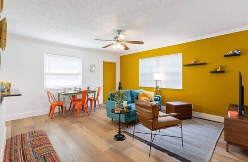 Sailboat Bend Condo | Sunny Side Stay Condo- 2 bed 1 bath Near Riverwalk