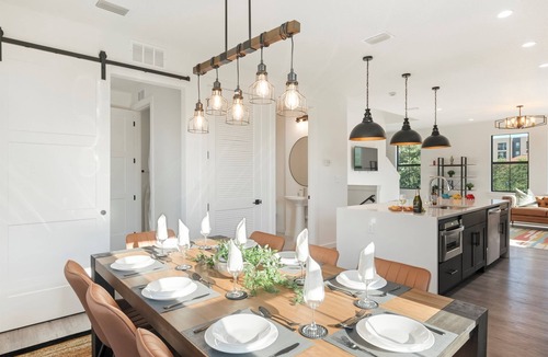 Tampa Heights House | Sunset Rooftop Lounge | Outdoor Cinema | popcorn !