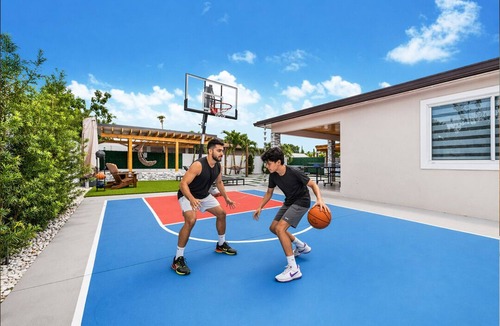 Hialeah House | Sunshine 6BR Villa w/Chill Yard/Games/Swimming Spa