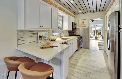 Victoria Park House | Sunshine Sippin' Oasis Luxury Design/Location/Heated Pool/Hot Tub/Putting Green