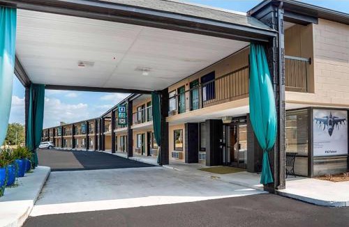 Daleville Hotel | Super 8 by Wyndham Daleville-Fort Novosel