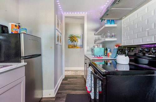 Bellview House | Super Fun Family Bungalow - Hot Tub - Yard Games - Seasonal Cowboy pool