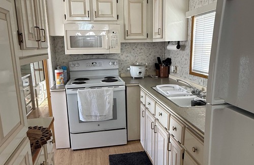 Diplomat Cottage | Superb 1-bedroom cottage with AC in North Fort Myers