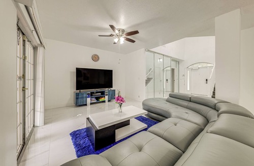 Pompano Beach Cottage | Swim, Barbecue & Game: Home 4 Mi to Pompano Beach!