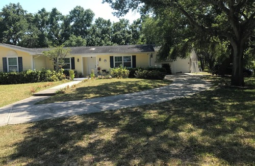 Tampa House | Tampa Charming Countryside 4-bedroom Lakehouse