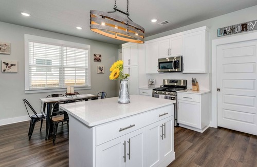 South Pensacola House | Tastefully Decorated |Fenced Yard |Fire Pit |Parking |Edge of Downtown Pensacola|10 Min to N.A.S.