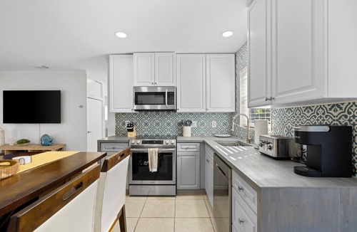Wilton Manors House | The Blue House. Steps from Wilton Drive! Outdoor sitting and dining, Grill, WD