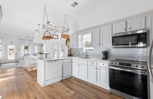 Clipper Cove House | The Brinley House:Steps from Beach/Pool/Bikes etc.