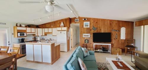 Marathon House | The Butterfly Cottage - Certified Butterfly Sanctuary - Ocean View Hot Tub - Authentic Keys Charm