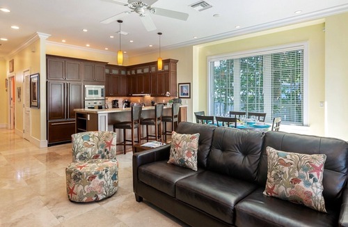 Old Town House | *THE CONTENTED CRANE @ OLD TOWN* Home & Pool + Last Key White Glove Service.
