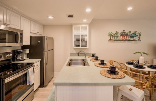 Truman Annex Condo | *THE COZY STARFISH @ THE ANNEX* Condo + Last Key White Glove Service.