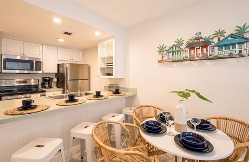 Truman Annex Condo | *THE COZY STARFISH @ THE ANNEX* Condo + Last Key White Glove Service.