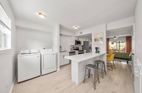 Holiday Beach House | The Disco Dolphin – Pool + Games + Outdoor Dining + Walk to the Beach