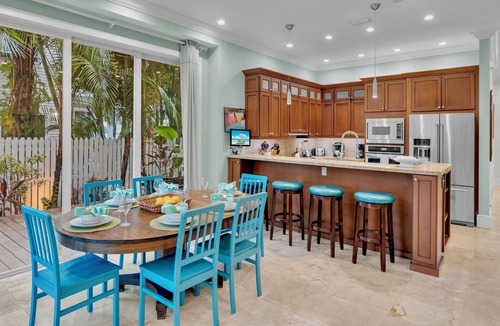 Old Town House | *THE EGRET & THE SANDPIPER* 2 Pool Compound + Last Key White Glove Service.