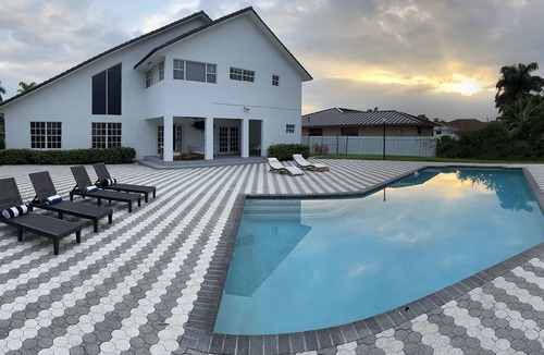 Tamiami House | The Gaudium House Spacious, peaceful, Pool, Game room, close to attractions