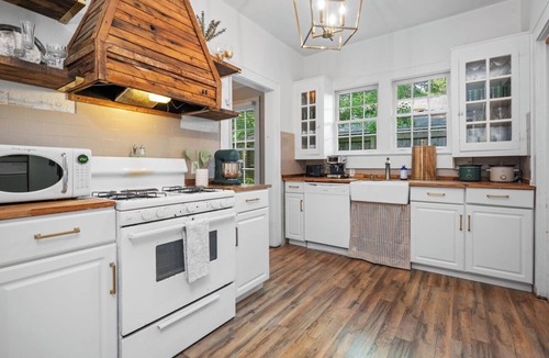 Mobile House | The Gladys House - Spacious Midtown Retreat