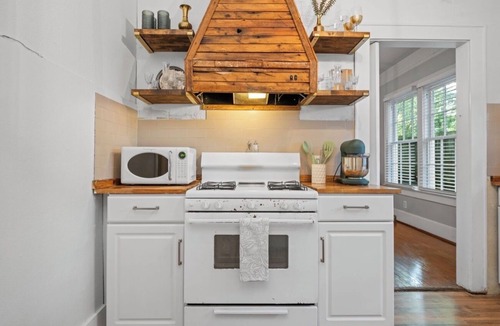 Mobile House | The Gladys House - Spacious Midtown Retreat