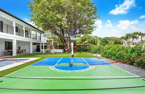 Ludlam House | The Grand World Mansion - Game Room, 9 Bed rooms, Htd Pool, Mini Golf, BBQ