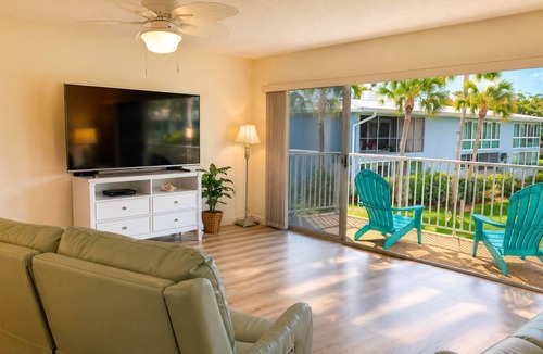 Holmes Beach Condo | The Island Easy - Walk to Beach - Pool View Balcony - Dog Friendly - King Bed