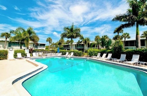 Holmes Beach Condo | The Island Easy - Walk to Beach - Pool View Balcony - Dog Friendly - King Bed